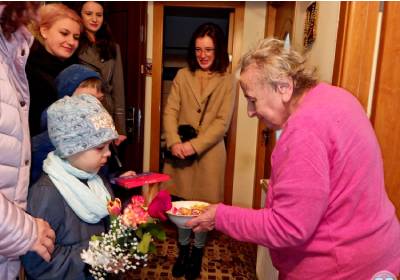 Flori, felicitări şi gânduri bune pentru bunicii singuri!