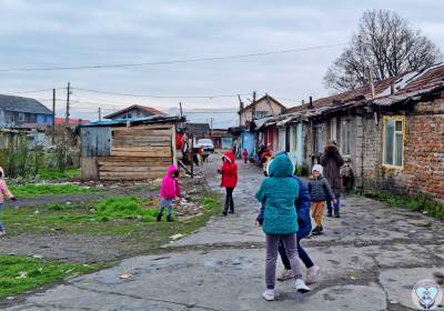 Donație de haine, cărți, pături, saltele și jucării pentru familiile defavorizate