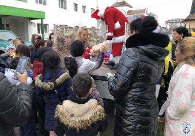 Moş Crăciun împarte daruri cu bucurie în comunităţile defavorizate