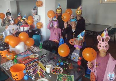 DAS Deva: Copiii defavorizați au sărbătorit Halloween-ul cu măști reprezentând animale și cu dovleci pictați