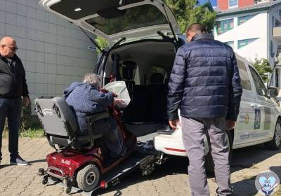 DAS Deva: Persoanele cu dizabilități au testat facilitățile serviciului de transport cu mașina adaptată nevoilor lor