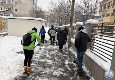Angajați ai DAS Deva, implicați în acțiuni de deszăpezire, în zona școlilor