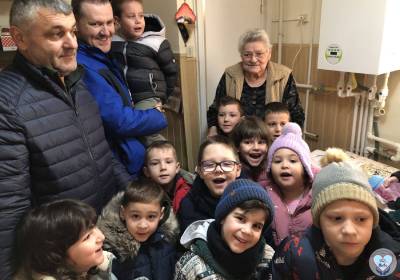 DAS Deva: Bunicii singuri de sărbători au fost colindați de copiii de la Grădinița PP7 Deva