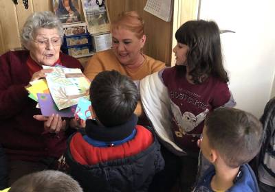 DAS Deva: Peste 250 de copii de la Grădinița PP7 Deva au adus primăvara în casele bunicilor rămași singuri