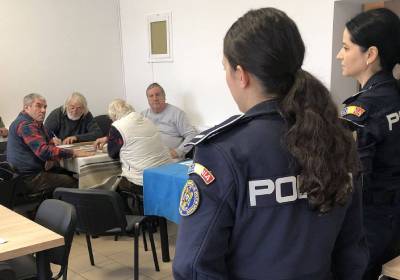 DAS Deva: Seniorii Devei, învățați de polițiști să se ferească de escrocii online și de hoți