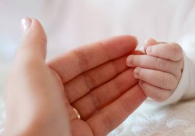 TRUSOU PENTRU NOU-NĂSCUȚI. Încă cinci mame din medii defavorizate au primit cardurile sociale destinate copiilor de până la 3 luni