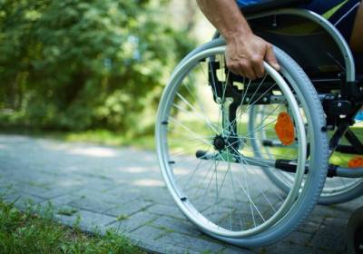 Crește salariul asistenților personali și indemnizația lunară pentru persoane cu handicap grav