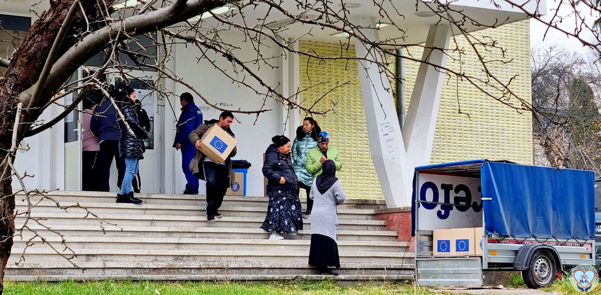 ALIMENTE UE. Peste 120 de pachete au fost distribuite în prima zi!