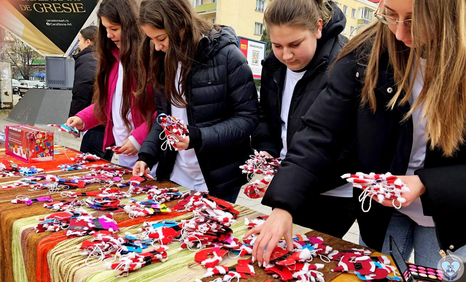 PROIECT CARITABIL. Liceenii de la „Grigore Moisil” dăruiesc alimente și dulciuri copiilor defavorizați din Deva!